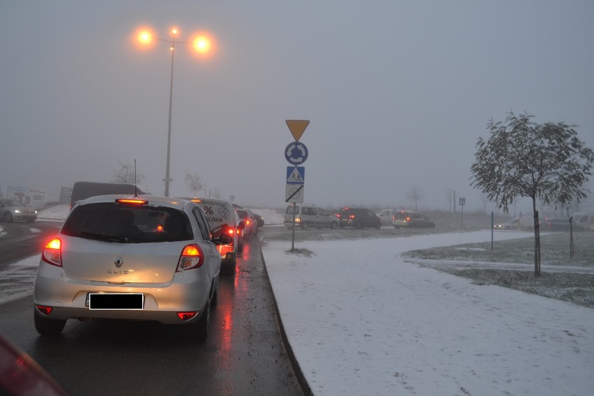 Pruszcz Gdański: Przyszła zima. Miasto zakorkowane, ale pierwsi drogowcy już odśnieżają ulice [ZDJĘCIA]
