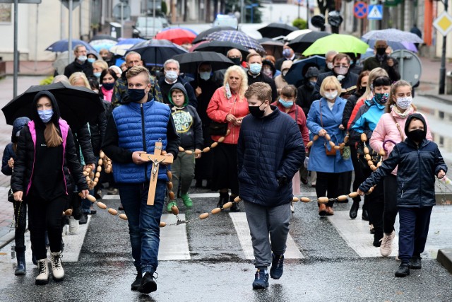 Mimo deszczu, wielu mieszkańców Jasła wzięło udział w krucjacie różańcowej połączonej z marszem życia.