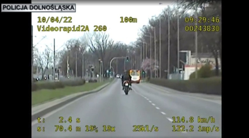 Pościg policyjny na ulicach Wrocławia za motocyklistą....