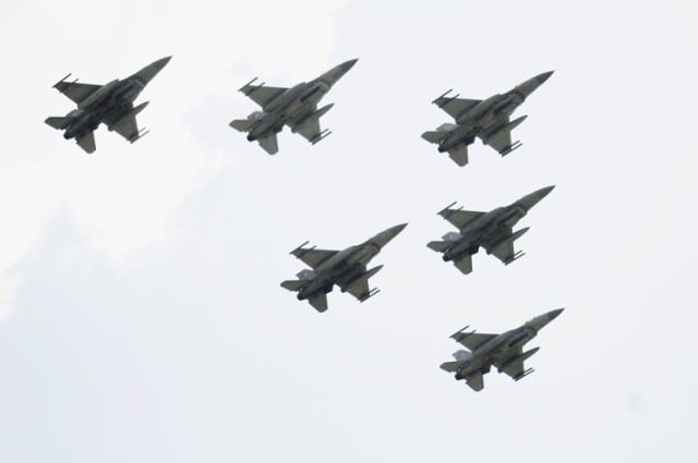 Na pokazach nie może zabraknąć polskich „jastrzębi” – samolotów F-16. Na zdjęciu defilada tych maszyn podczas poprzednich pokazów Air Show.