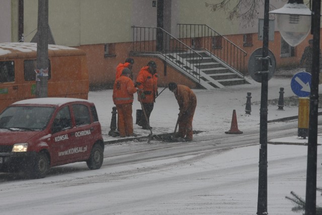 Zima nie zima, w Pucku prace drogowe trwają nawet mimo opadów