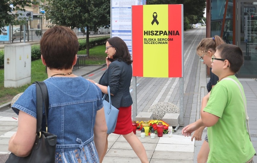 Tablica w Alei Kwiatowej na znak solidarności Szczecina z Hiszpanią