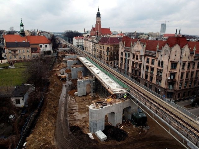 Kolejarze z PKP PLK informują, że "wzdłuż ul. Blich gotowe są niemal wszystkie podpory nowych estakad kolejowych".