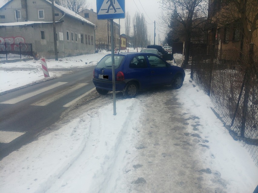 Mistrzowie parkowania w Tomaszowie Mazowieckim. Tych kierowców lepiej nie naśladować! [FOTO]