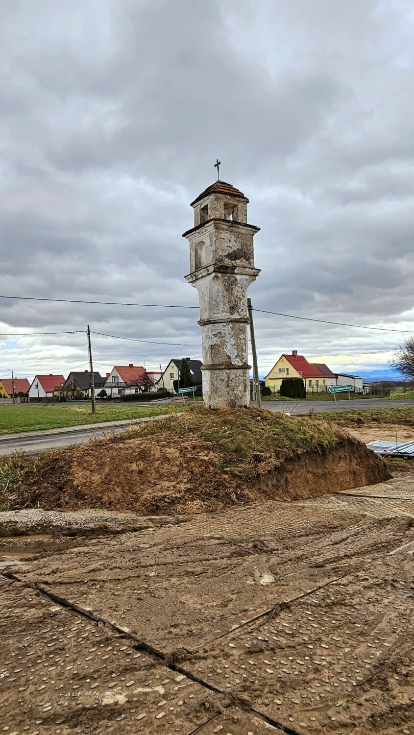 Stalowa wieża nadajnika komórkowego stanęła obok zabytkowej kapliczki pod Otmuchowem. To budzi sprzeciw obrońców zabytków