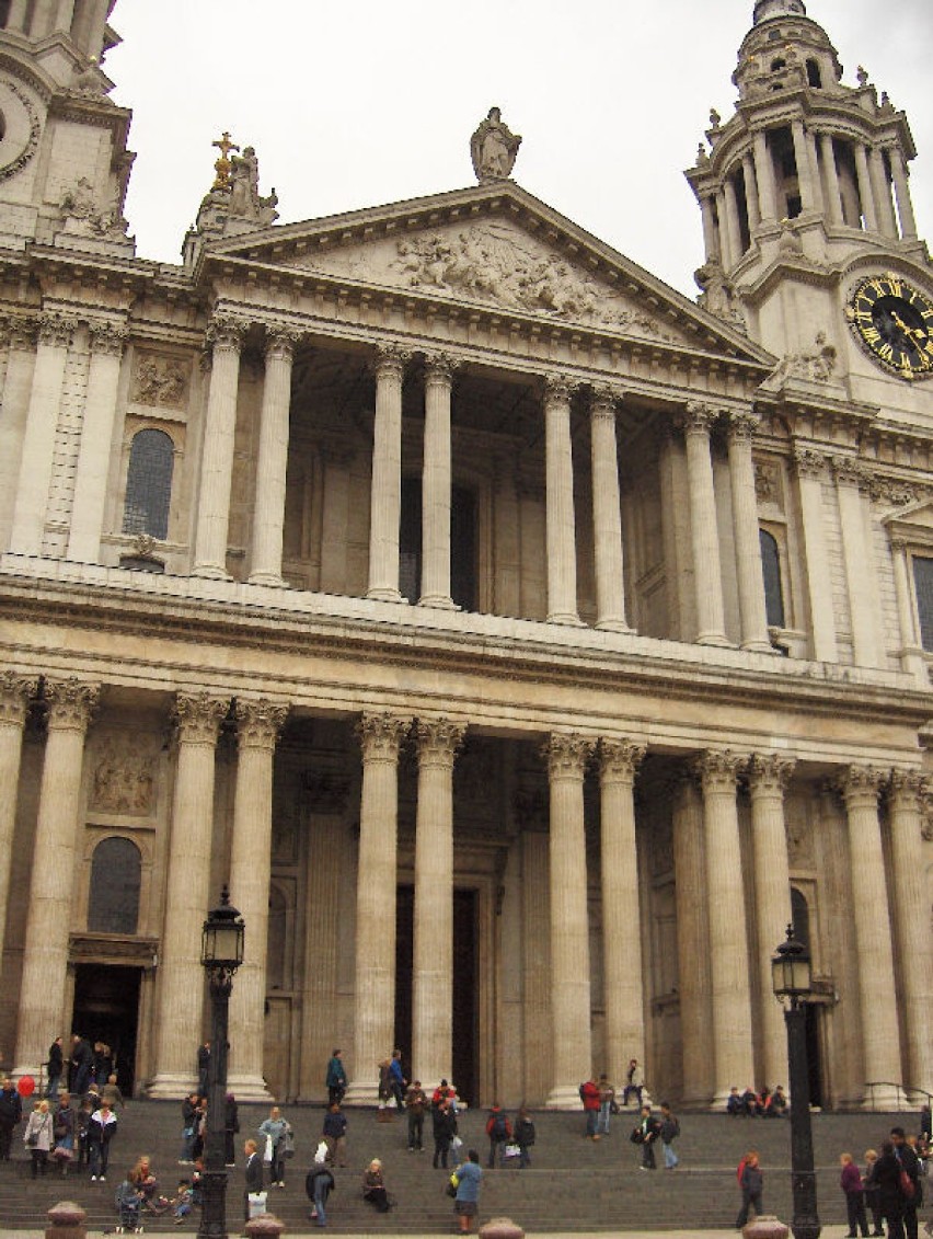 Katedrę zbudowano na niewielkim wzgórzu Lidgate Hill. Jest...