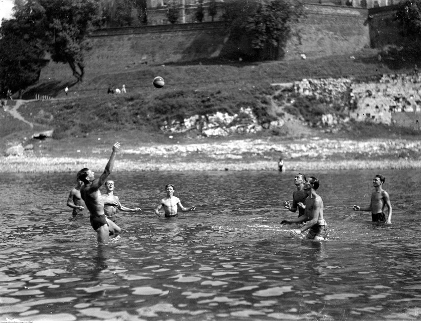 Kraków, plaża nad Wisłą. Chłopcy grają w wodzie w siatkówkę,...