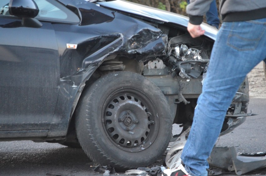 Głogów: Zderzenie citroena z oplem. Samochody są poważnie uszkodzone. 