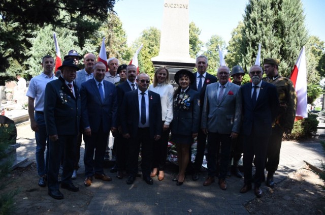 Delegacje złożyły kwiaty pod iglicą 56 Pułku Piechoty Wielkopolskiej (2 Pułku Strzelców Wielkopolskich), który znajduje się obok mogił weteranów wojny polsko-bolszewickiej