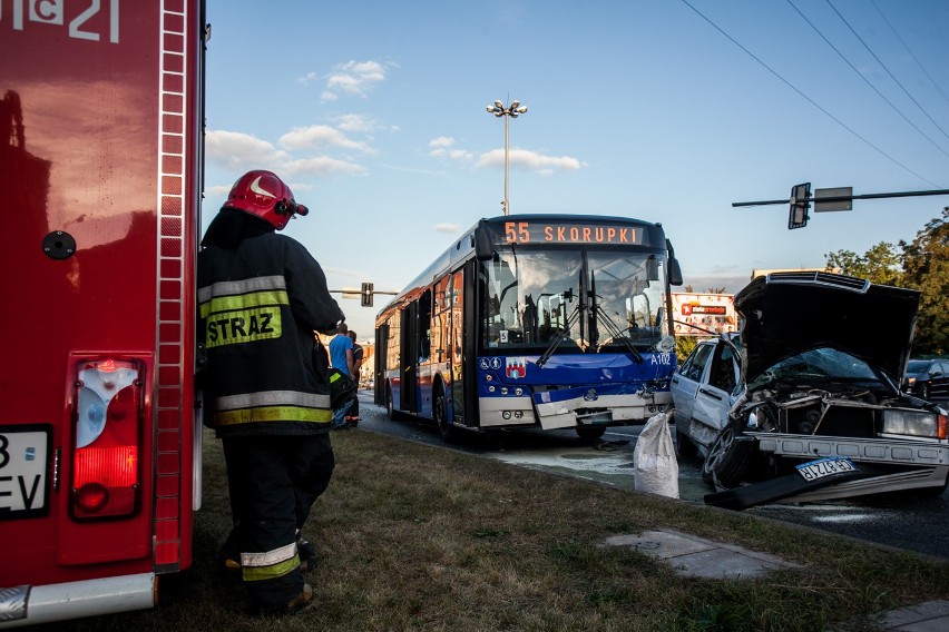 W Bydgoszczy autobus zderzył się z samochodem osobowym. Do...