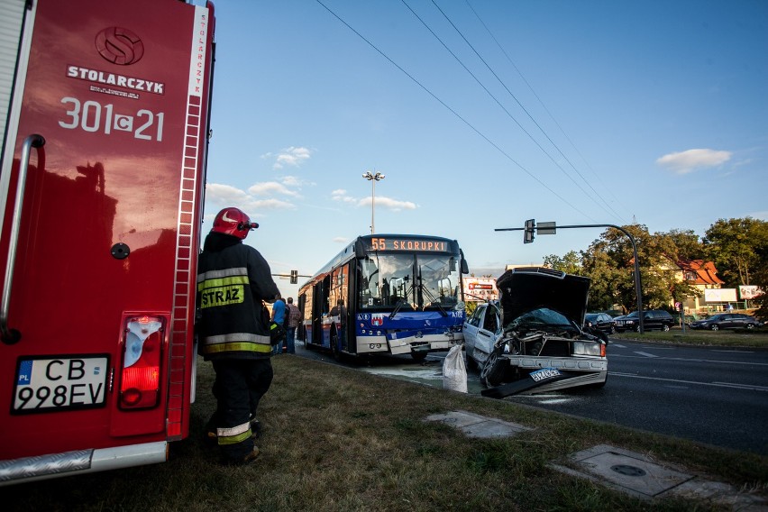 W Bydgoszczy autobus zderzył się z samochodem osobowym. Do...