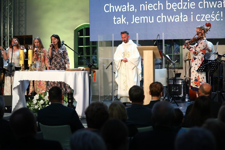 Koncert Chwały i Pokoju w uroczystość Bożego Ciała 2022 w Kościele Akademickim Panien Dominikanek w Piotrkowie 