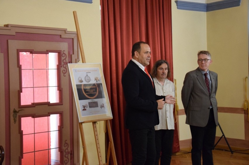 Janusz Skrzypczak, antykwariusz z Leszna prezentuje kolekcję zegarów na wystawie w Świdnicy Zdjęcia