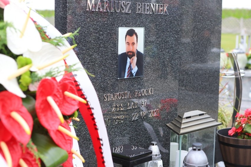 Pierwsza rocznica śmierci tragicznie zmarłego starosty płockiego Mariusza Bieńka. Uroczysta msza i odsłonięcie tablicy pamiątkowej [ZDJĘCIA]