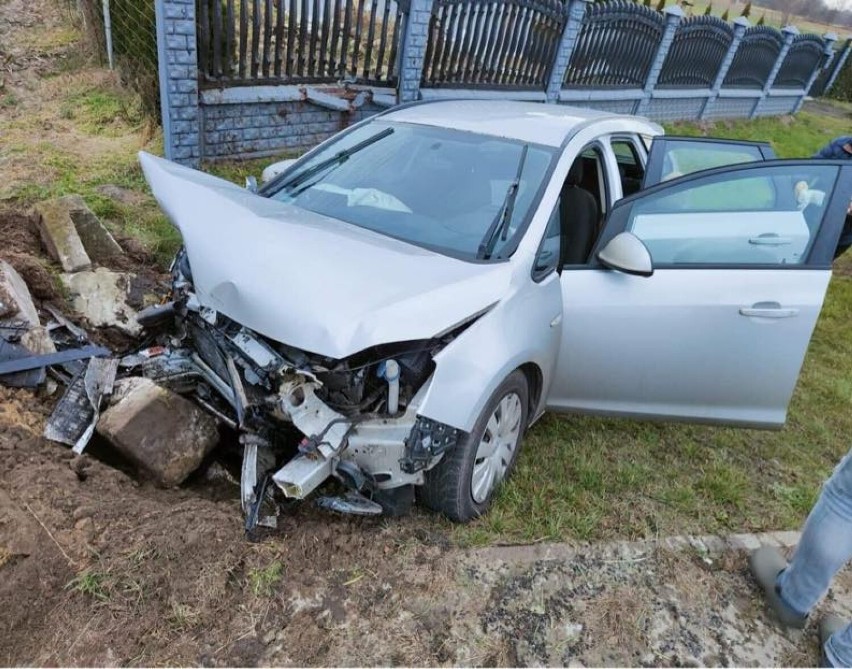 Samochód osobowy wjechał do rowu na drodze wojewódzkiej 442