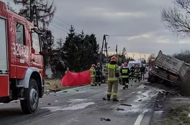 Śmiertelny wypadek na DW953. Po zdarzeniu czołowym z ciężarówką z osobówki niewiele zostało