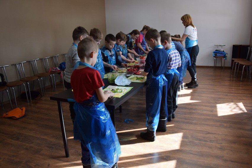 Łazy: Dzieci uczyły się przygotować zdrowe śniadanie ZDJĘCIA