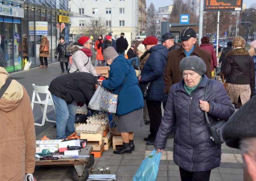 Tłumy na targowisku w Kielcach we wtorek, 22 listopada. Zobacz zdjęcia