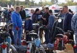 Miłośnicy starej motoryzacji w Toruniu. Tak było na ostatnim w tym roku motobazarze