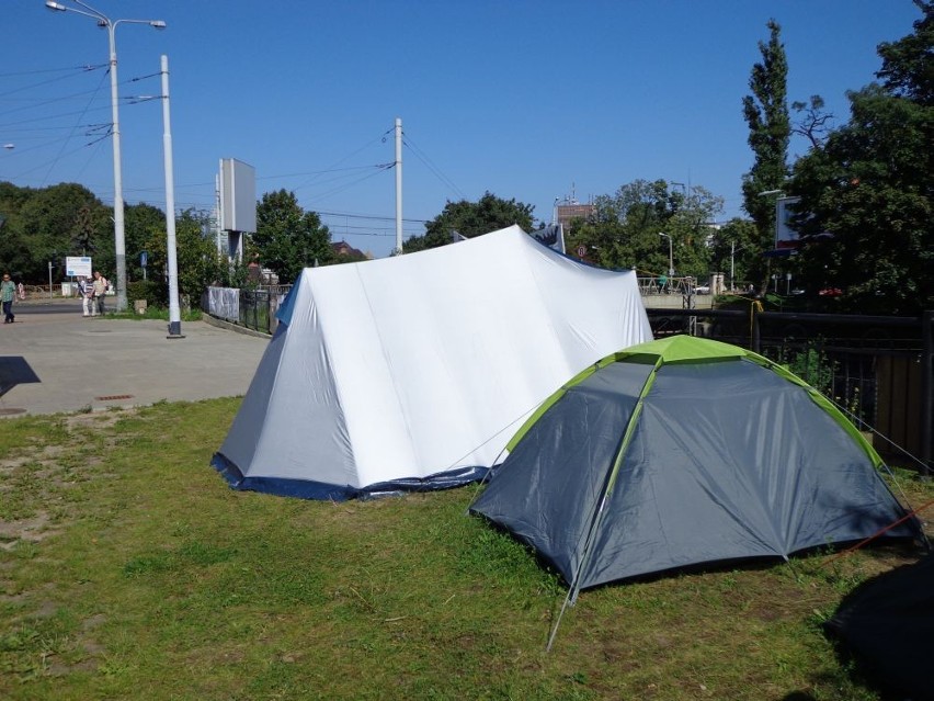 Protest pod Urzędem Miejskim w Gdańsku. Rozrasta się pole namiotowe pod magistratem