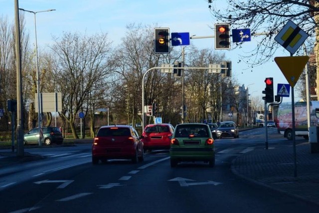 Kierowcy z Inowrocławia skarżą się na sygnalizację świetlną na skrzyżowaniu ulic Staszica i Świętokrzyskiej.