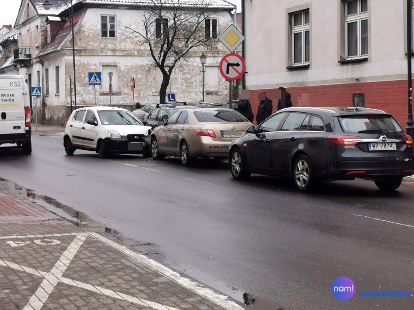 Włocławek. Czołowe zderzenie na ulicy Królewieckiej we Włocławku [zdjęcia]