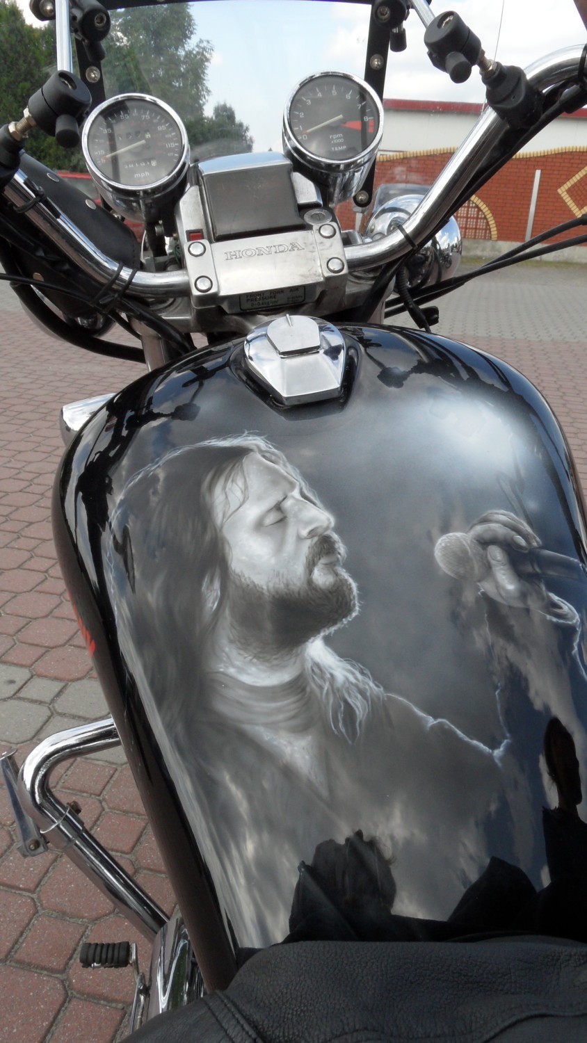 Rysiek Riedel na motocyklu jednego z fanów