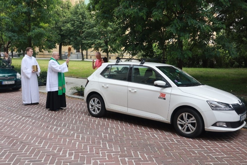 Święcenie pojazdów przed łódzką katedrą. W kolejce 50 samochodów i osoby na wózkach inwalidzkich ZDJĘCIA