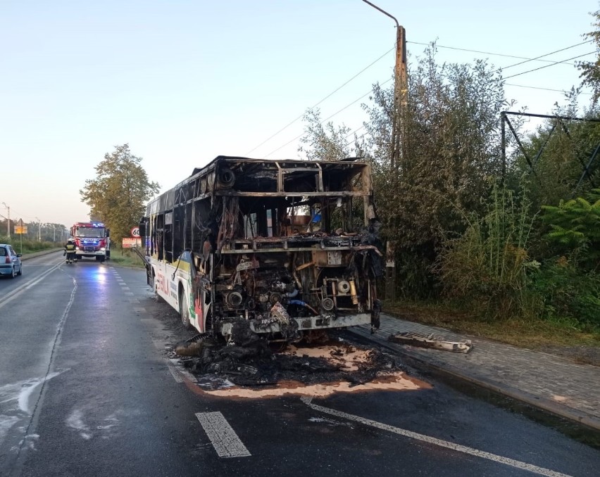 Groźny pożar autobusu miejskiego w Wieprzu. Cztery zastępy straży gasiły pożar