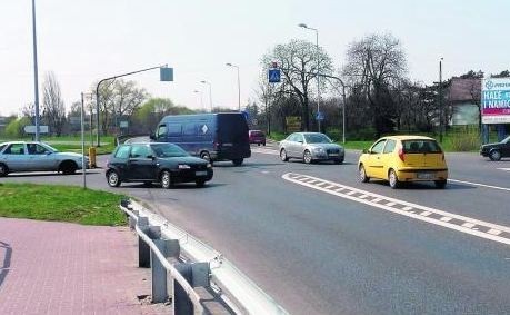 Duży ruch na skrzyżowaniu przy wjeździe do Stęszewa panuje nie tylko w godzinach szczytu