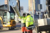 Rozpoczął się montaż bramownicy koło Trapezu. Konstrukcja stanie do jutra, ale prace potrwać mają do soboty [ZDJĘCIA]