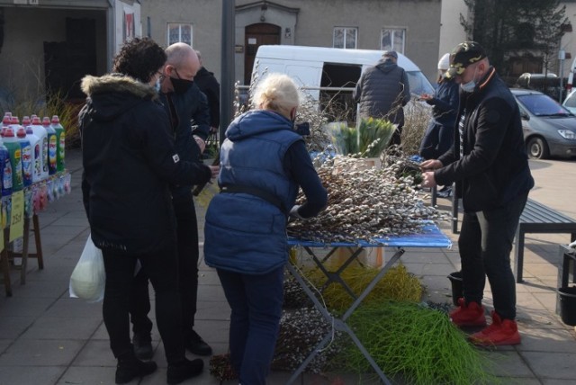 Targowisko Gniezno. Handlowy ruch przed świętami wielkanocnymi