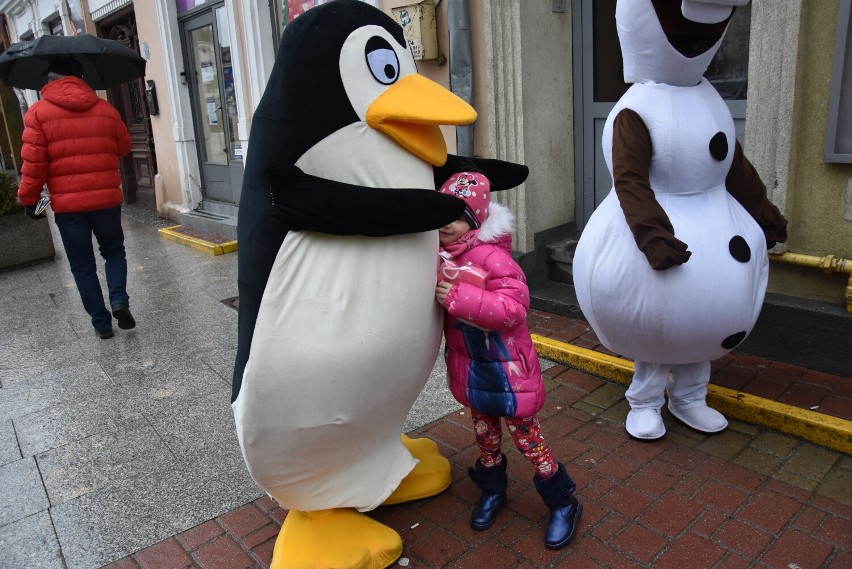 Gorlice. Olaf i Pingwin ze Zwariowanych składali gorliczanom noworoczne życzenia. Było przy tym dużo śmiechu [ZDJĘCIA]