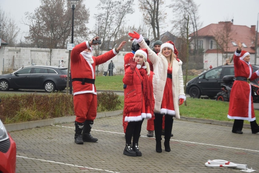 Mikołajkowy Rajd Uśmiechu w radomskich szpitalach. Były prezenty i świąteczne piosenki. Zobacz zdjęcia