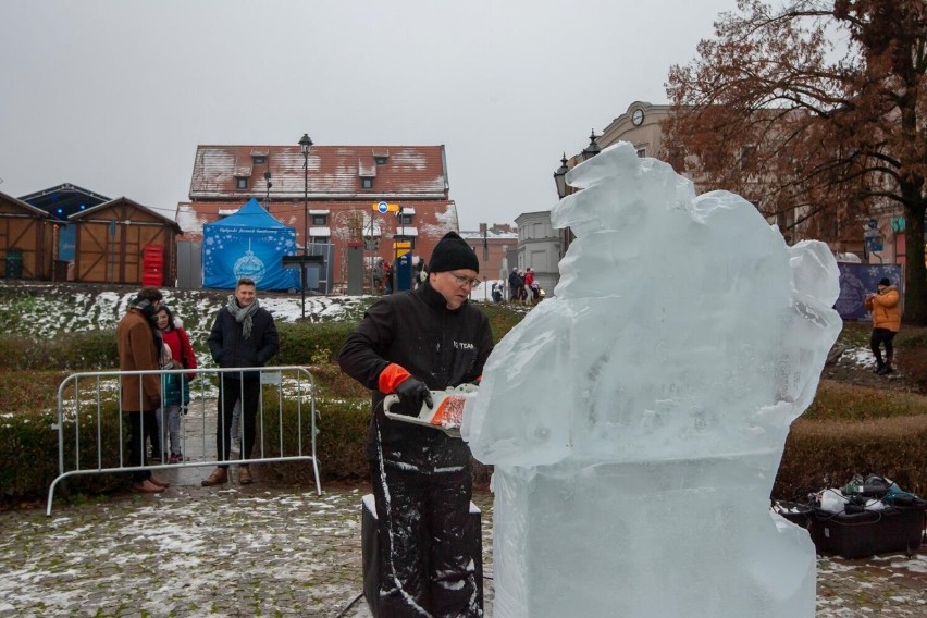Pokaz rzeźbienia w lodzie 4 grudnia 2022 r. był jedną z...