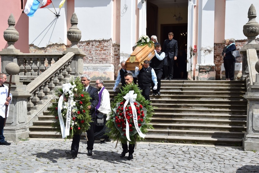 Suwałki. W strugach deszczu krewni, przyjaciele i znajomi pożegnali śp. Jadwigę Olbryś [Zdjęcia]