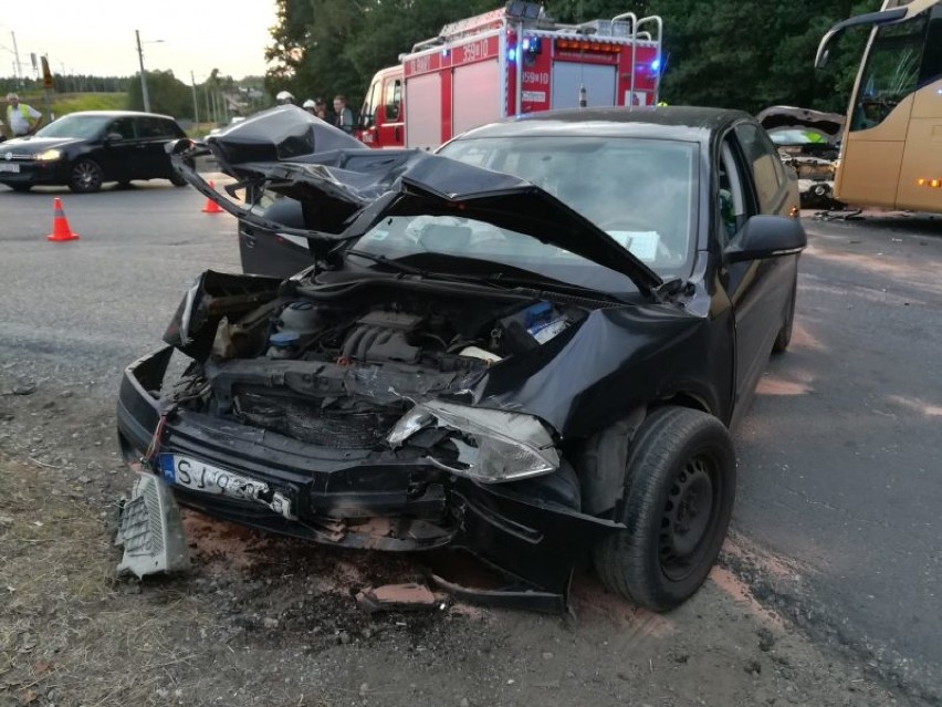 Zderzenie dwóch samochodów osobowych i autokaru w Blachowni. Są ranni [ZDJĘCIA]