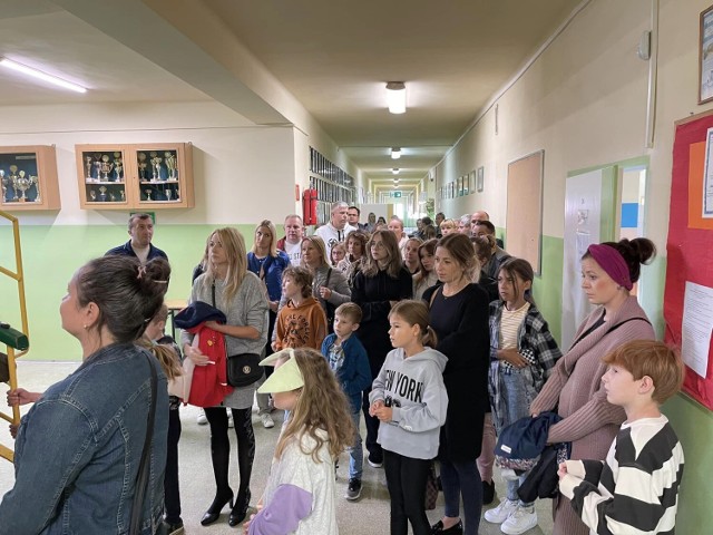 Dzieci wraz z rodzicami likwidowanego ZSP nr 3 w Mysłowicach odwiedzili swoją nową szkołę
Przesuwaj zdjęcia w prawo - naciśnij strzałkę lub przycisk NASTĘPNE