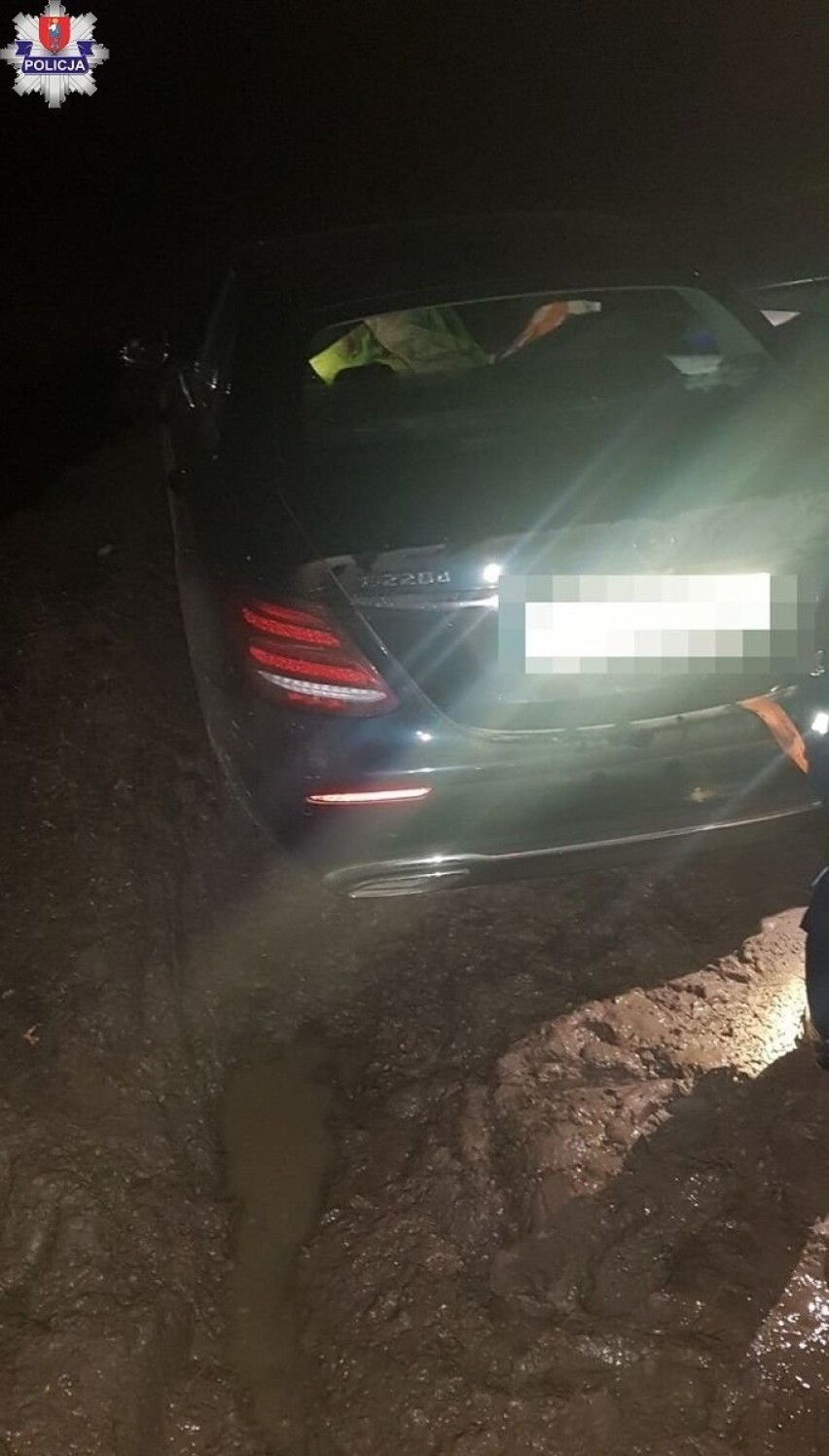 Samochód francuskiej rodziny ugrzązł w błocie. Pomogli policjanci 