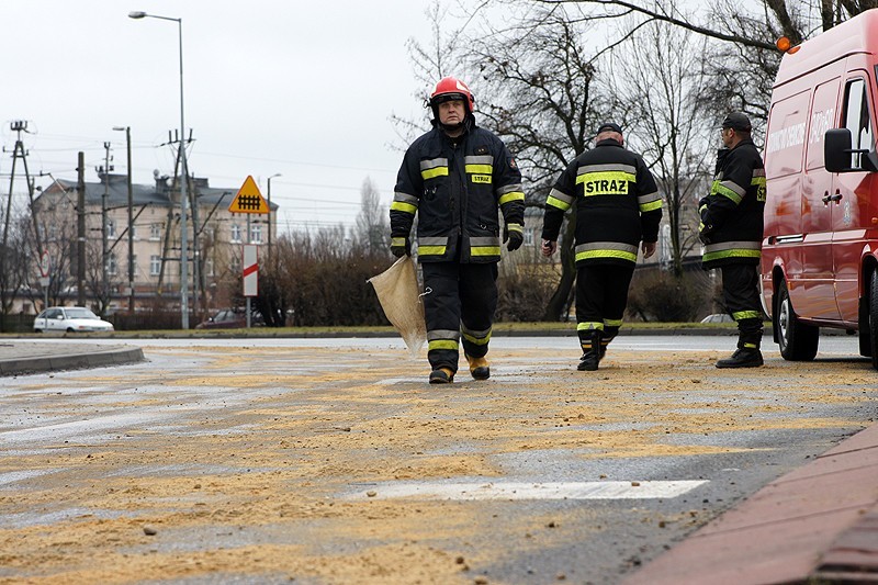 Wielka plama oleju na ulicach Kalisza. FOTO