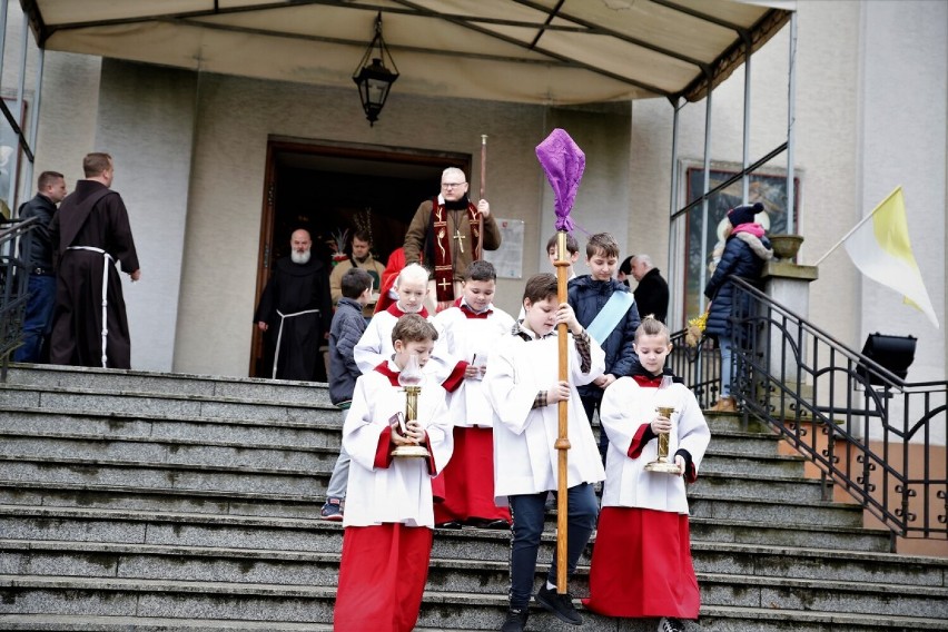 Konin. Niedziela Palmowa 2023. Tak wyglądała procesja w parafii św. Marii Magdaleny. Zobacz zdjęcia