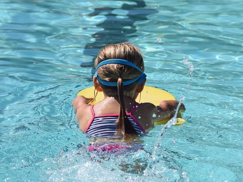 Rodzice z dziećmi nie mogą korzystać z basenów na Potockiej. OSiR na Żoliborzu okupowany przez prywatne szkoły