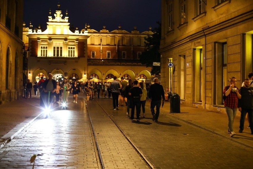 Imprezowa ulica Szewska wróciła do życia. Zapełnione kluby, kawiarnie i bary