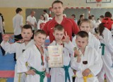 Młodzi zawodnicy taekwondo z Chrząstawy wrócili z medalami z Chojnowa