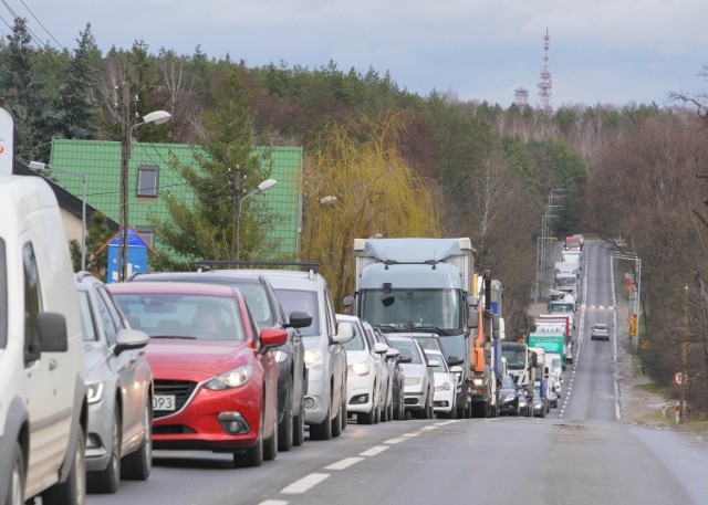 Tak wygląda sytuacja przed przejazdem kolejowym przy stacji Poznań Wola, kiedy zamknięte są rogatki. Nasz czytelnik skarży się, że utrudnione jest poruszanie po Strzeszynie, a czas zamknięcia szlabanów wydłużył się z kilku do nawet kilkunastu minut.
Przejdź do kolejnego zdjęcia --->