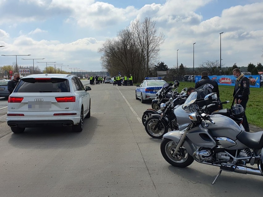 Policjanci z bydgoskiej „drogówki” wraz z 10 motocyklistami...