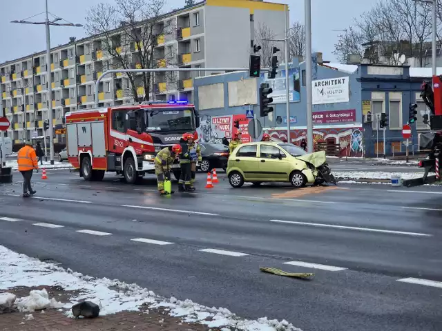 Kolizja Chevroleta i Fiata Doblo w Częstochowie na al. Jana Pawła II. Kierujący chevroletem nie ustąpił pierwszeństwa