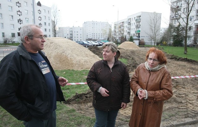 Mieszkańcy bloku przy ul. Syrenki 14 twierdzą, że o budowie parkingu dowiedzieli się dopiero po jej rozpoczęciu. Są tym oburzeni.