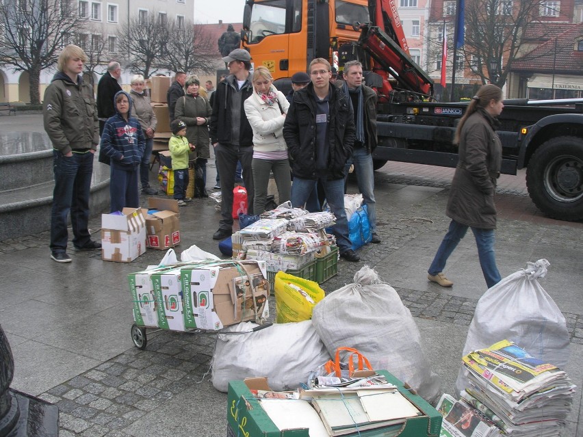 Drzewko za makulaturę 2012: zebraliśmy 2,5 tony papieru, rozdaliśmy 500 sadzonek
