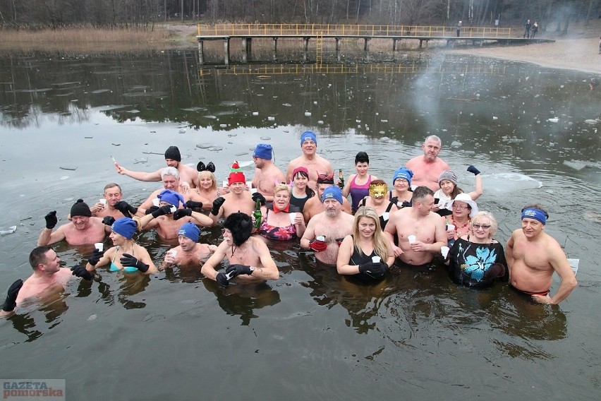 Trzydziestka amatorów zimnych kąpieli miała za nic pokrywę...